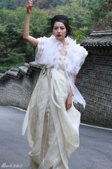 高清图：高圆圆韩国拍摄芭莎写真工作花絮5