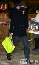 组图：MBLAQ日本开唱 全员黑装酷帅亮相机场