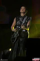 组图：萧敬腾上海开唱雨神未发威 被何韵诗调侃