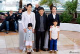 组图：《如父如子》记者会 福山雅治携两美现身