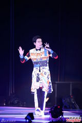 组图：严爵个唱秀舞技 打死不肯脱衣露腹肌