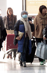 组图：周迅随性打扮成犀利姐 热水袋另类潮搭