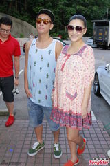 组图：应采儿穿大肚裙出院 陈小春贴心搀扶