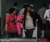 组图：汤唯紧身T恤小秀乳沟 与媒体打招呼玩亲民