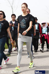 组图：韩星朴真熙夏石镇等参与汉江徒步大会