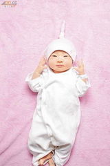 组图：林嘉欣女儿照片曝光 取名Kayla体重6.1斤