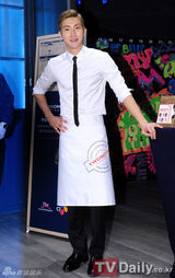 组图：SJ始源出席咖啡店开业典礼变帅气咖啡师