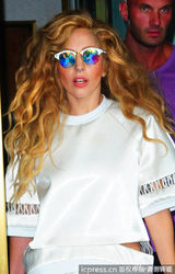组图：Gaga爆炸头戴彩色小眼镜 手拿水晶棒搞怪