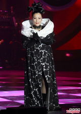 组图：汪明荃香港开唱 造型多变火辣优雅