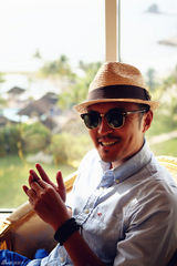 组图：于小伟秀硬气大片 最爱旅行者打扮