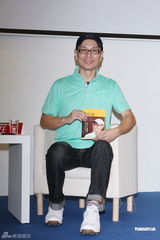 组图：任爸出书透露Selina走出阴霾