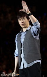 组图：五月天小巨蛋开唱 一票难求high翻场内外