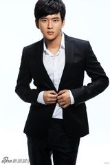 组图：黄明最新写真曝光 尽显80后型男职场风
