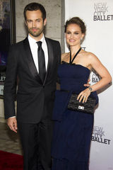 组图：娜塔丽优雅亮相春季舞会 与夫携手秀恩爱