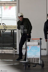 组图：刘烨墨镜遮面机场抽烟 刷微博手机不离手