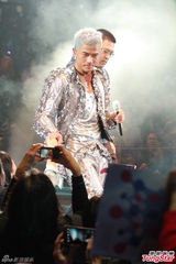 高清图：郭富城透视装秀胸肌 演唱会虚惊一场