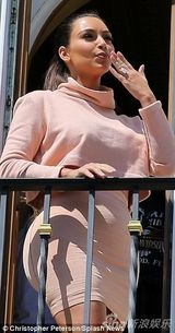 组图：卡戴珊性感自拍秀事业线 粉裙亮相献飞吻