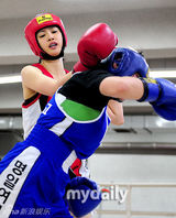 组图：韩女演员李诗英参加女子拳击比赛获胜