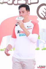 组图：准爸爸陈豪看书学照顾宝宝 向好友取经