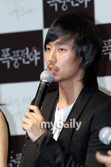 幻灯图：金南吉等出席《暴风前夜》制作发布会