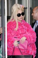 组图：Gaga炎夏穿冬装纽约购物  引路人驻足