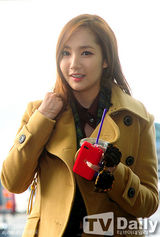 组图：韩星朴敏英赴港 穿驼色大衣甜笑亲和