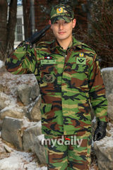 幻灯图集：原HOT成员安七炫退伍 身着迷彩服敬礼