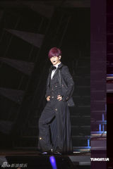 幻灯图：罗志祥开唱萧亚轩捧场 贴身热舞引高潮