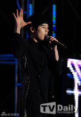 组图：群星齐聚开唱献爱心 BEG等性感助阵