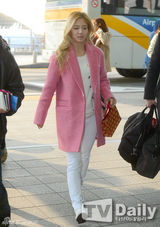 组图：少时成员亮相机场 徐贤火红孝渊粉嫩