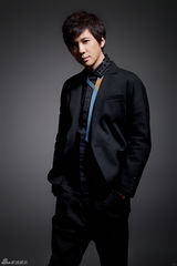 组图：李智楠黑色映画写真 清爽俊朗现潮范儿