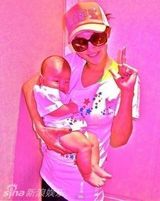 组图：张柏芝次子Quintus近照曝光 肉嘟嘟显可爱