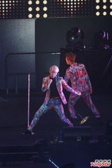 组图：韩国组合SHINee花衫开唱 台上劲歌热舞