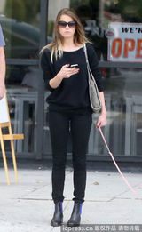 组图：德普双性恋女友街头遛狗 狂发短信疑传情