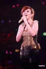 组图：梁静茹银白短裙开唱 送亲笔签名纸飞机