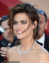 组图：名模戛纳助阵红毯 胸前别铁棍标新立异