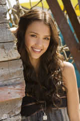 组图：杰西卡-阿尔芭写真 长卷发披肩笑容甜美