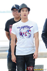 组图：韩星金秀贤亮相机场赴伦敦为朴泰恒助威