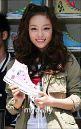 组图：Kara成员具荷拉及演员崔江熙等出席活动