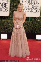 组图：《大爆炸》女星凯莉-库科秀美胸紫唇冷艳