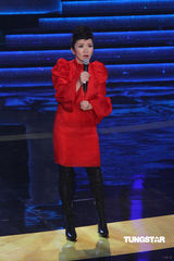 组图：金钟奖颁奖现场主持人陶晶莹红衣似火