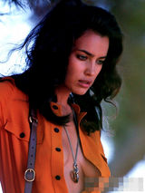 组图：C罗女友伊莉娜拍写真 中门大开胸部侧漏