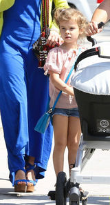 组图：杰西卡-阿尔芭曝光街拍照 一家四口其乐融融