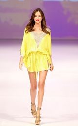 组图：奥兰多娇妻米兰达-可儿性感走秀妩媚多姿