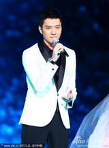 组图：冯绍峰深情演绎《月亮代表我的心》