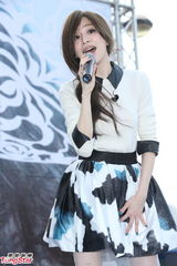 组图：王心凌宣传新专辑甩情伤 喜收大叔钻石