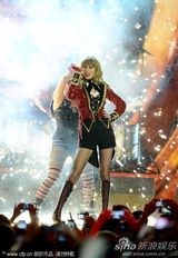 组图：斯威夫特性感短裙献唱 囊括最佳女歌手等3奖