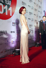 组图：霍思燕获风尚女艺人 火红造型不失优雅