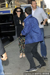 组图：赛琳娜与宅男粉丝大方合照显亲和