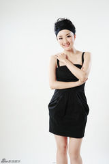 组图：王亚梅黑白裙装写真化身职业女性